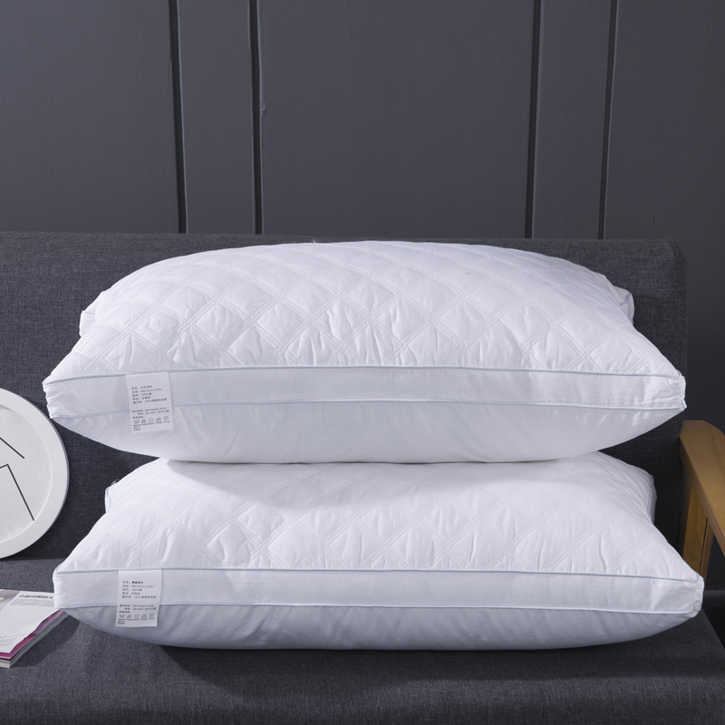 Quilttyg Design Mikrofiberfyllningskudde med dragkedja Quilttyg Design Mikrofiberfyllningskudde med dragkedja